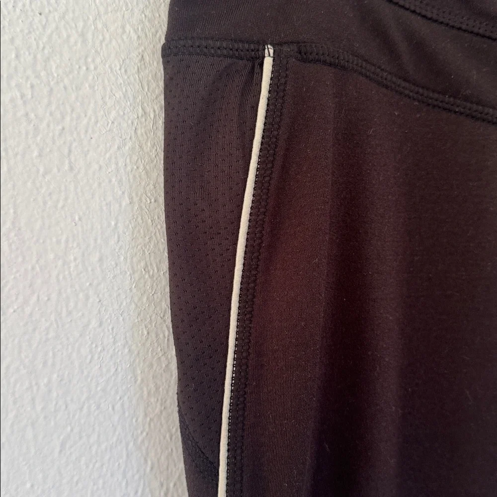 Tangerine black white stripe crop length mid rise workout leggings size medium